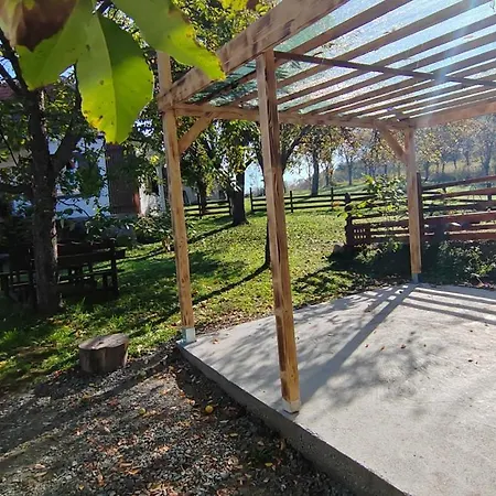 Ispod Subjela Βίλα *